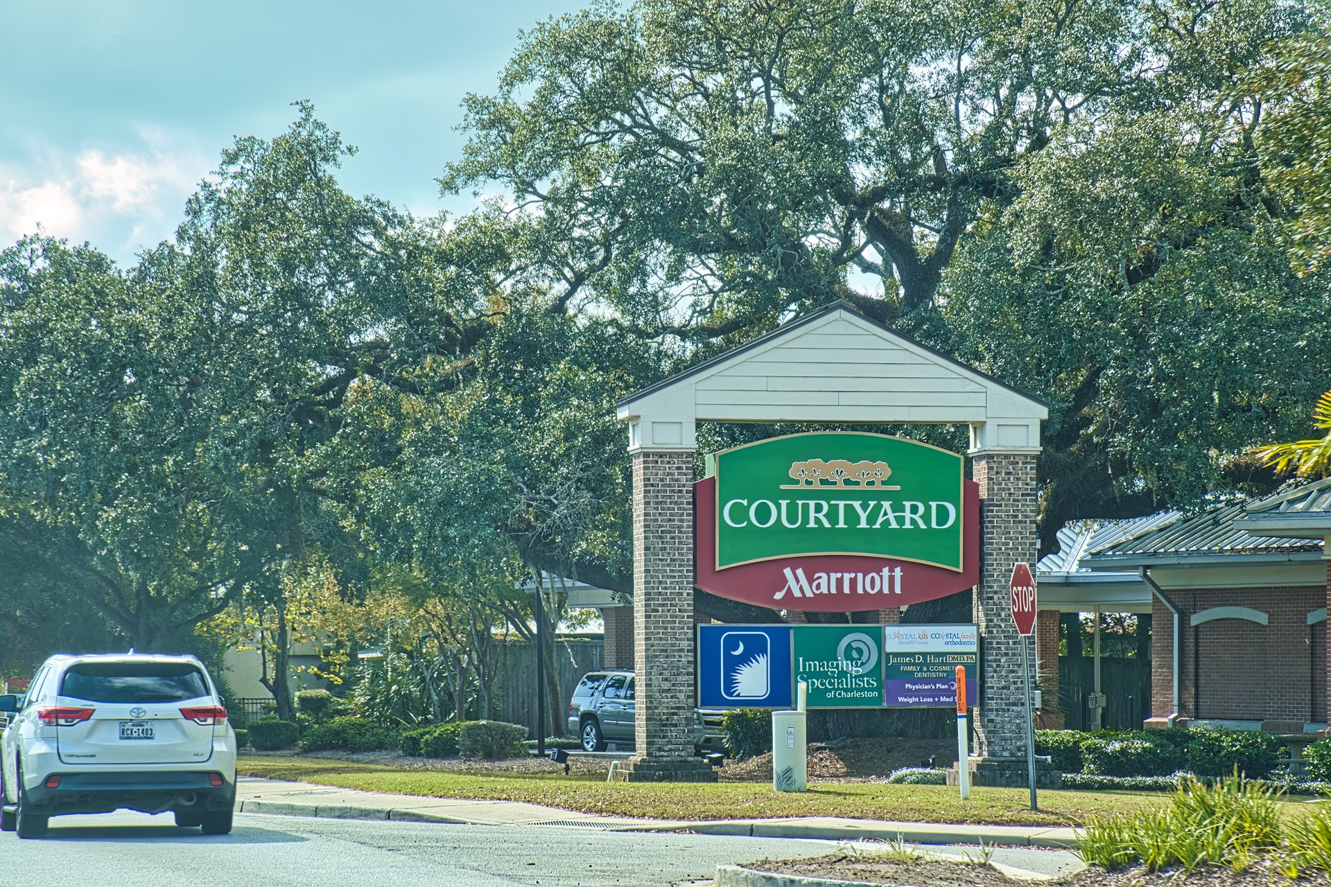 courtyard by marriott hotel chain sign